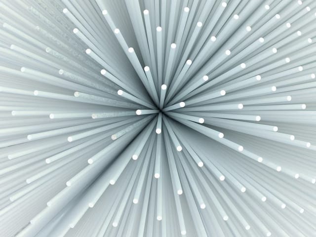 Fototapeta z koncentrycznymi białymi prętami na jasnym tle