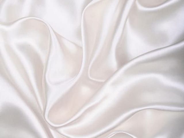 Fototapeta z bliska ukazująca falującą tkaninę o delikatnych fałdach