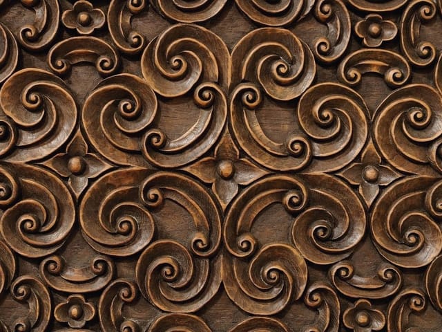 Fototapeta z drewnianymi ornamentami w stylu roślinnym na ciemnym tle