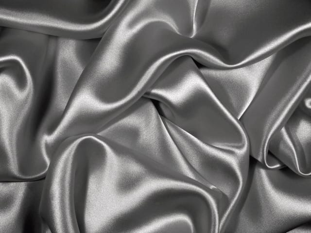 Fototapeta z falującymi srebrnymi fałdami materiału i refleksami świetlnymi