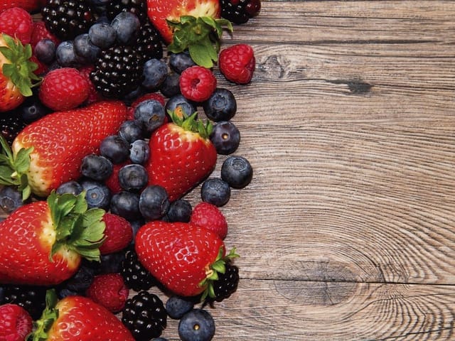 Fototapeta z truskawkami, jeżynami i borówkami na stole