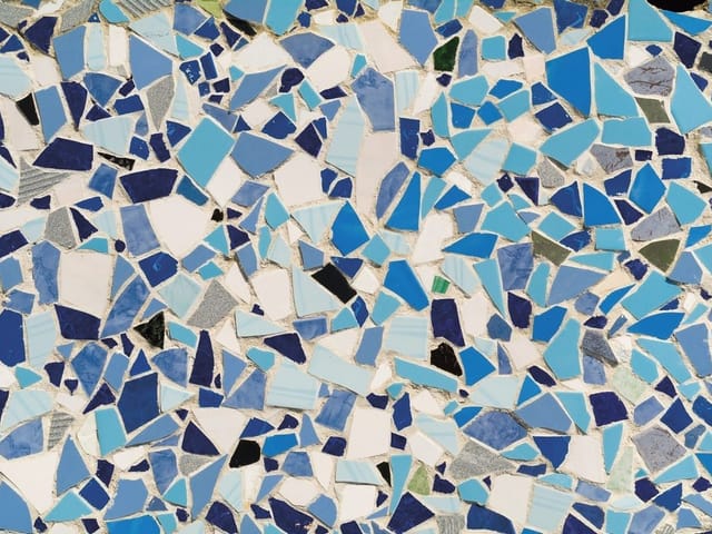 Fototapeta przedstawiająca mozaikę z różnorodnych niebieskich płytek z białymi przestrzeniami.