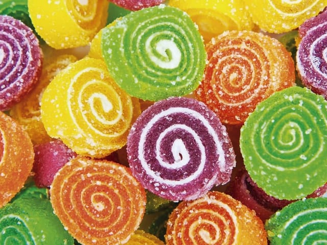Fototapeta Kolorowe spirale cukierków (mpn: 1096) Fototapeta z kolorowymi cukierkami w kształcie spirali, pokrytymi cukrem