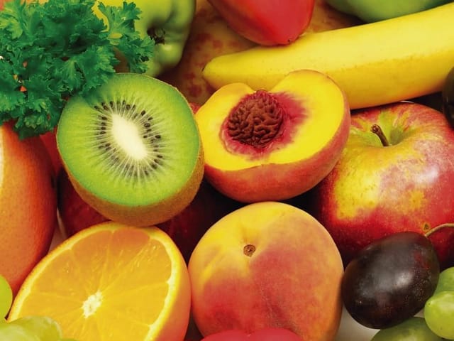 Fototapeta Kolorowa kompozycja owoców i warzyw (mpn: 1105) Fototapeta z kiwi, brzoskwinią, jabłkami, bananem, pomarańczą i winogronami