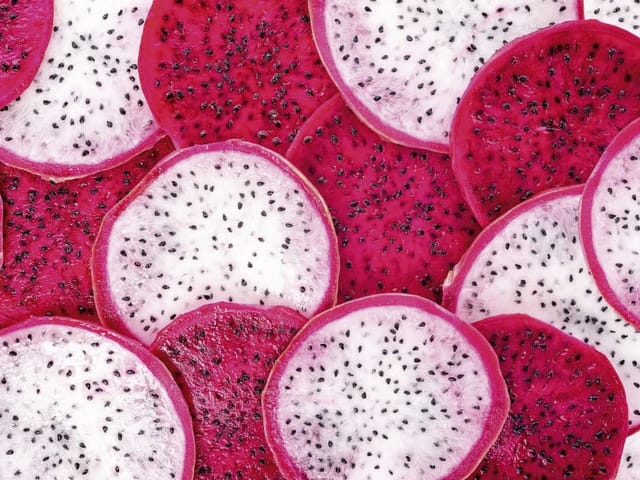 Fototapeta z plastrami smoczego owocu i różową skórką