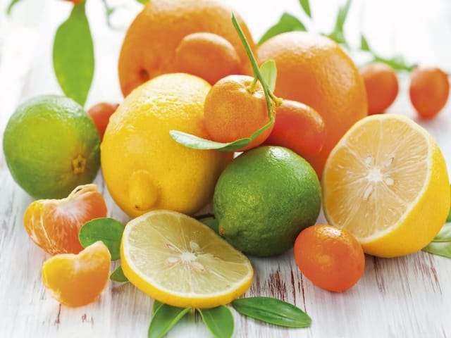 Fototapeta Cytrusowy stół pełen owoców (kod: 11756) Fototapeta z cytrynami, limonkami i pomarańczami na drewnianym stole