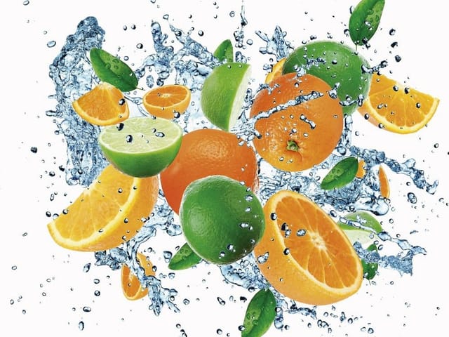 Fototapeta z cytrusami – pomarańcze i limonki w rozpryskach wody na białym tle