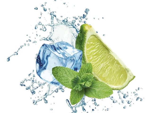 Fototapeta Limonka i mięta w rozprysku wody (kod: 11793) Fototapeta z kostką lodu, limonką i miętą w rozprysku wody