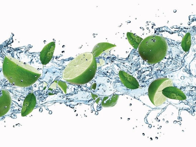 Fototapeta Limonki w wodzie na białym tle (kod: 11807) Fototapeta z zielonymi limonkami unoszącymi się w wodzie na białym tle