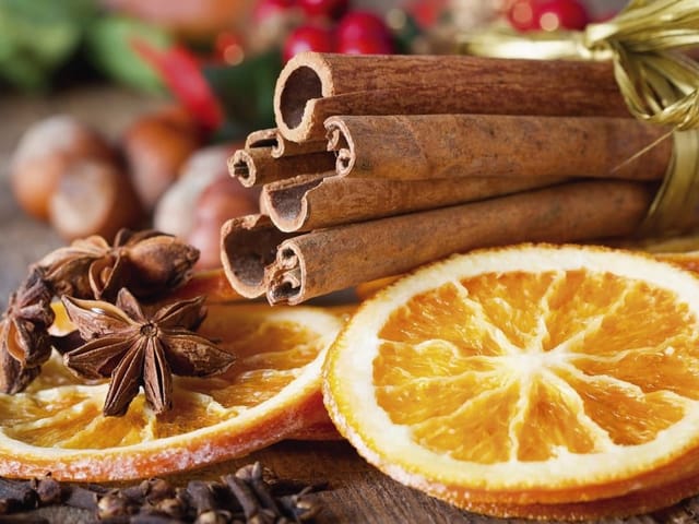 Fototapeta Plastry Pomarańczy i Cynamon (kod: 11811) Fototapeta z plastrami suszonych pomarańczy, cynamonem i anyżem na tle orzechów.