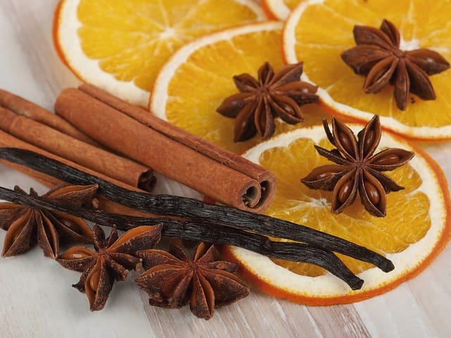 Fototapeta Pomarańcze i Przyprawy na Drewnie (kod: 11815) Fototapeta z plastrami pomarańczy, cynamonem i anyżem na drewnianym tle