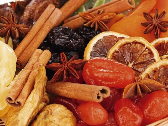 Fototapeta Suszone owoce i przyprawy (kod: 11816) Fototapeta z suszonymi owocami i przyprawami, plastry cytryny, cynamon