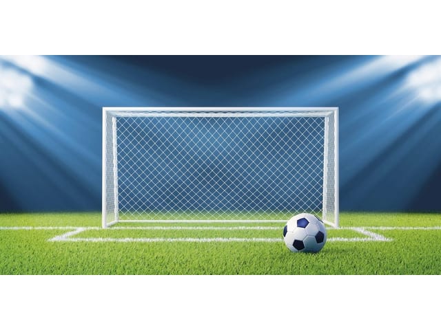 Fototapeta z bramką piłkarską na boisku z zieloną murawą i niebem