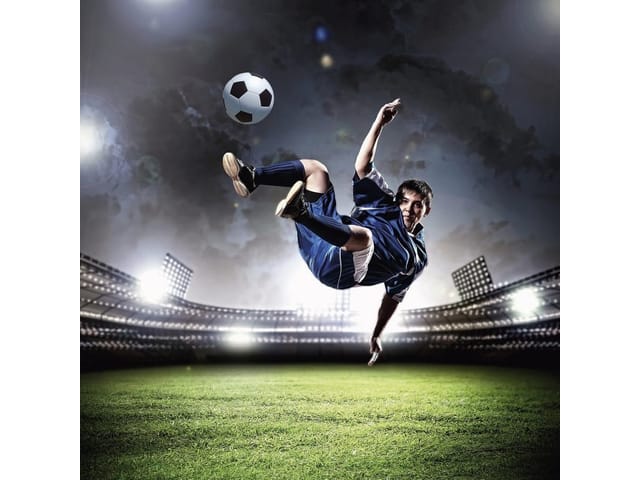 Fototapeta z piłkarzem w niebieskim stroju na tle stadionu