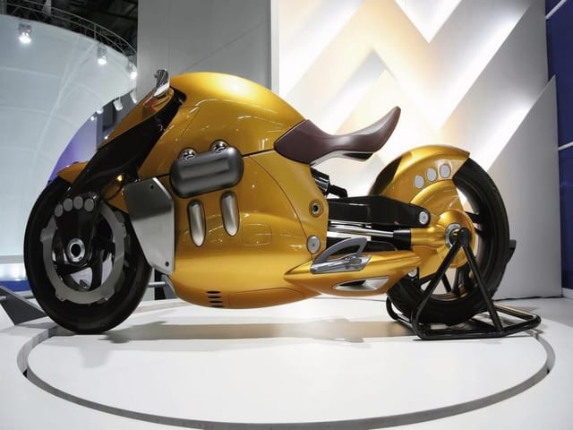 Fototapeta Złoty Motocykl na Białej Platformie (mpn: 1255) Fototapeta z nowoczesnym złotym motocyklem na białym tle