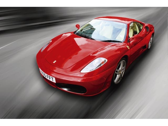 Fototapeta Czerwony sportowy samochód w ruchu (kod: 1261) Fototapeta Czerwony sportowy samochód w ruchu