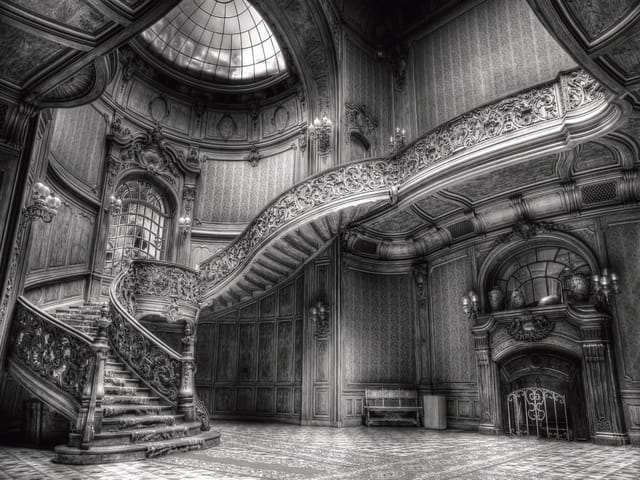 Fototapeta przedstawiająca ozdobne schody w pałacowym wnętrzu z bogatymi balustradami