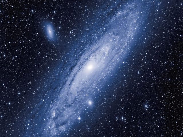 Fototapeta Spiralna galaktyka w kosmosie (mpn: 1319) Fototapeta przedstawiająca spiralną galaktykę z jasnym centrum i gwiazdami