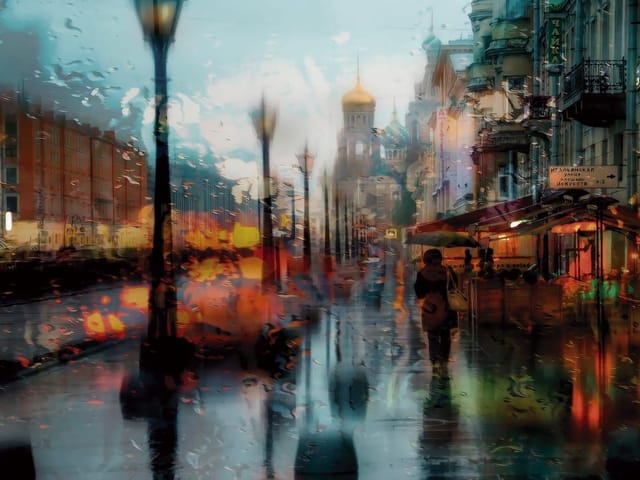 Fototapeta z ulicą w deszczowy dzień, rozmyte światła latarni i złota kopuła