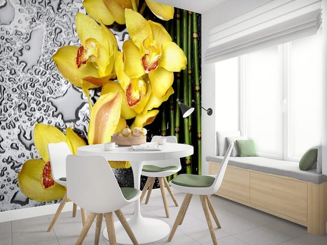 Fototapeta Żółte orchidee na mokrej powierzchni (mpn: 1357) Fototapeta z żółtymi orchideami na czarnej mokrej powierzchni z bambusem