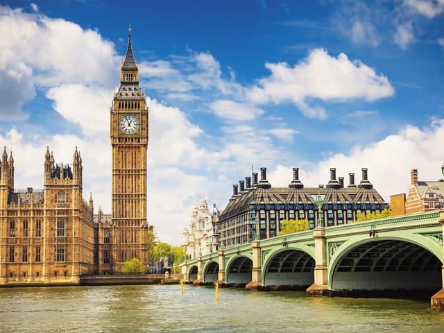 Fototapeta z wieżą zegarową i mostem w Londynie, budynki i chmury