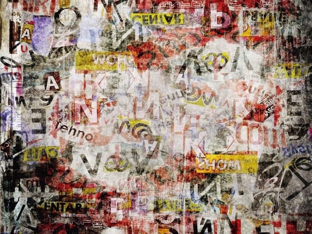 Fototapeta z dynamicznym kolażem liter i cyfr na barwnym tle