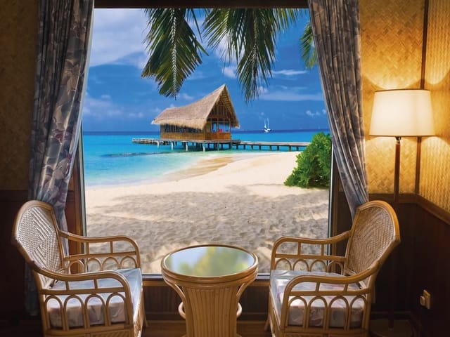 Fototapeta z widokiem na tropikalną plażę z drewnianym domkiem na palach