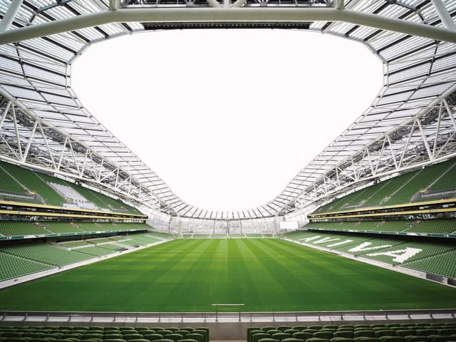 Fototapeta Nowoczesny stadion piłkarski (mpn: 1615) Fototapeta z wnętrzem stadionu piłkarskiego z zieloną murawą i przeszklonym dachem