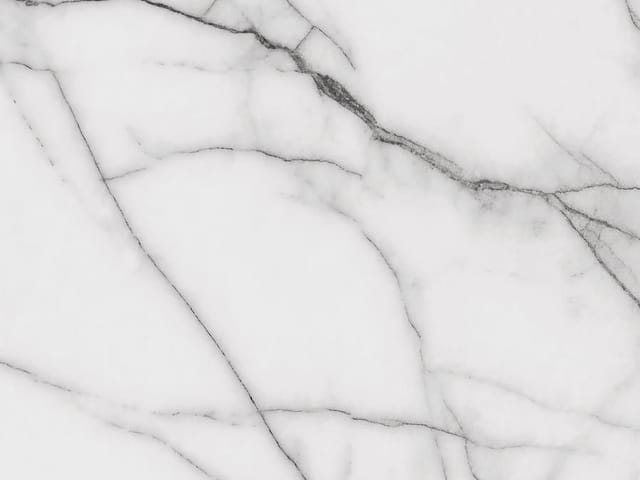 Fototapeta z białą powierzchnią i ciemnymi żyłkami, marmurowy wzór