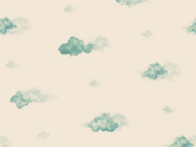 Fototapeta z rozproszonymi chmurami na jasnym tle, różne kształty