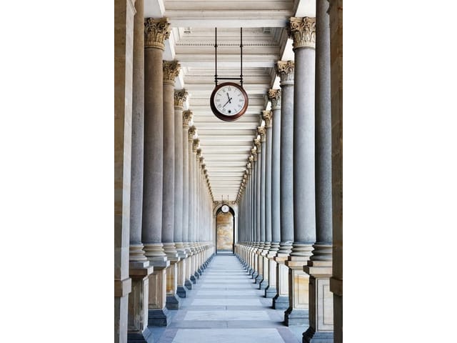 Fototapeta Kolumnada z zegarem w 3D tunelu (mpn: 1714) Fototapeta z kolumnadą i zegarem na suficie w jasnej tonacji
