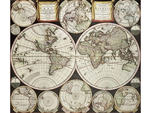 Fototapeta przedstawiająca starą mapę świata z ozdobnymi napisami i globusami.