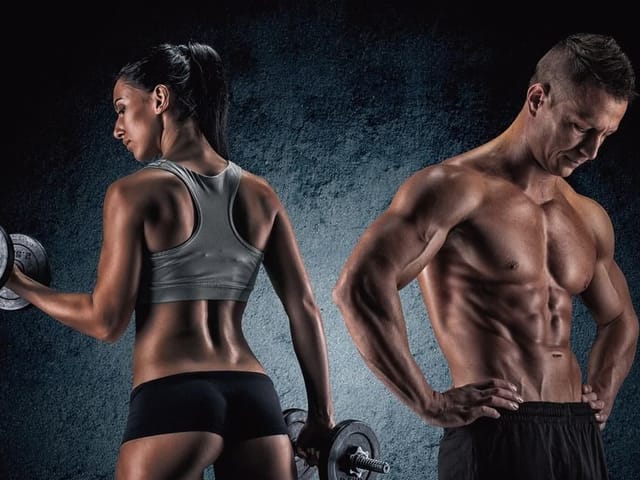 Fototapeta z mężczyzną i kobietą trzymającymi hantle na ciemnym tle