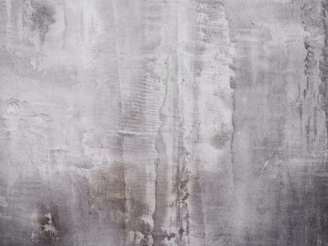 Fototapeta z teksturą szarego betonowego muru z plamami i smugami