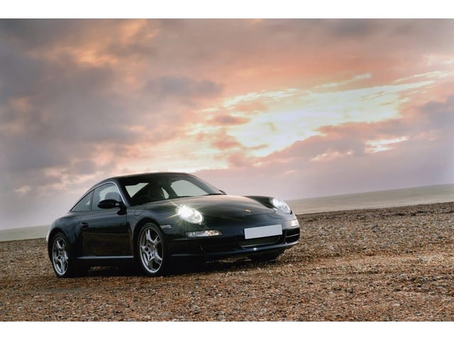 Fototapeta Czarny sportowy samochód na plaży (kod: 1866) Fototapeta Czarny sportowy samochód na plaży