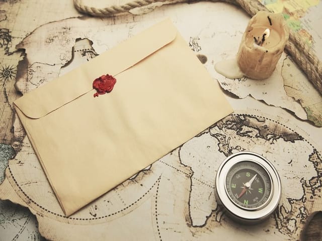 Fototapeta Koperta z czerwoną pieczęcią (kod: 18710) Fototapeta z kopertą i czerwoną pieczęcią na starej mapie