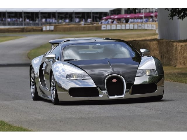 Fototapeta Srebrny sportowy samochód na torze (kod: 1875) Fototapeta Srebrny sportowy samochód na torze