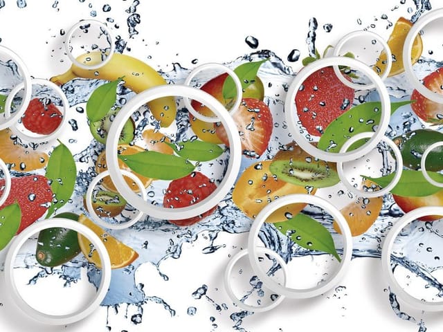 Fototapeta z owocami zanurzonymi w wodzie z bąbelkami i liśćmi