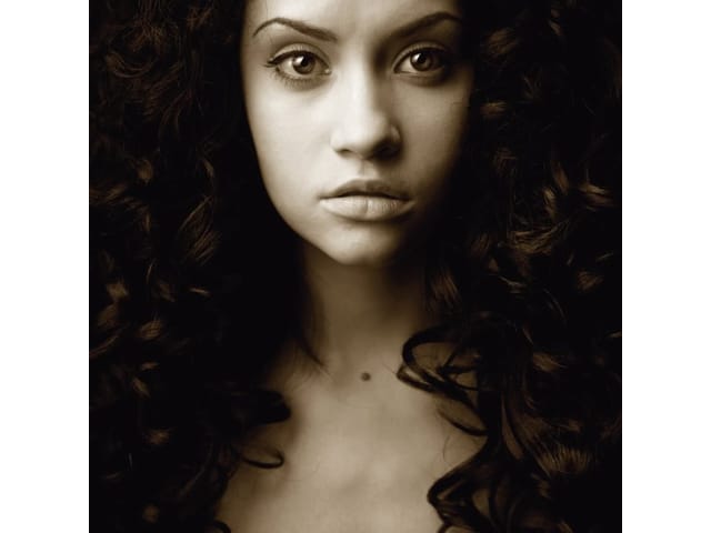 Fototapeta Portret kobiety z kręconymi włosami