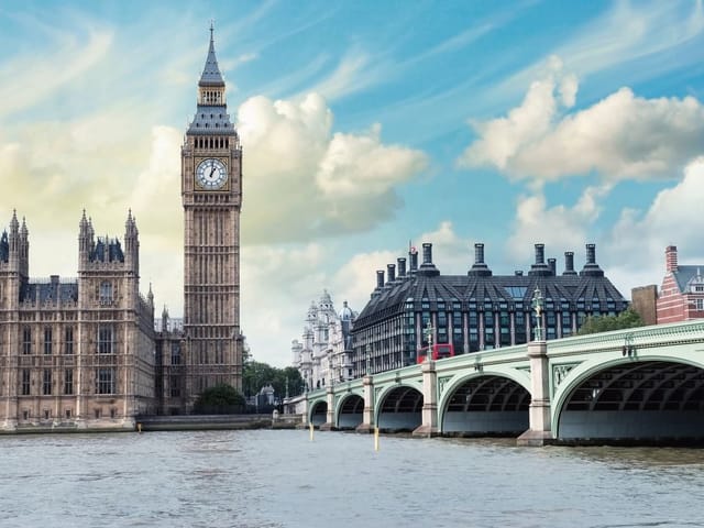 Fototapeta przedstawiająca londyńską wieżę zegarową i most nad rzeką z budynkami w tle