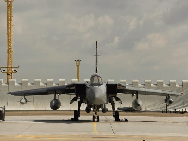 Fototapeta Samolot wojskowy na pasie startowym (kod: 2111) Fototapeta Samolot wojskowy na pasie startowym