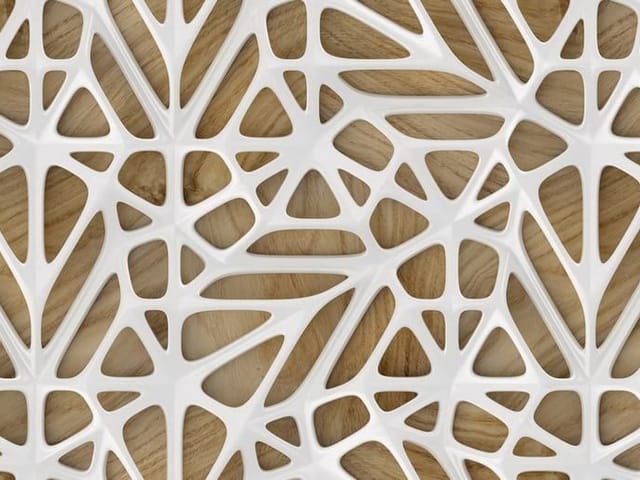 Fototapeta z białą ażurową strukturą na tle drewnianym z geometrycznymi wzorami