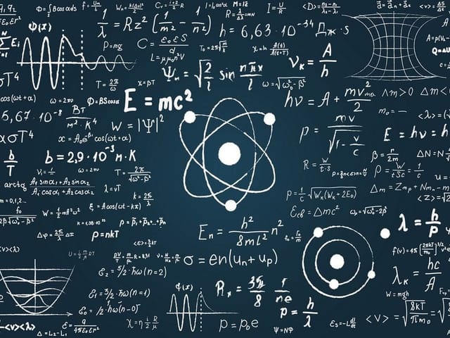 Fototapeta z atomem w centrum i wzorami matematycznymi na ciemnoniebieskim tle