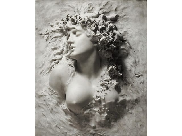 Fototapeta z rzeźbą kobiecej postaci z kwiatami na jasnym tle