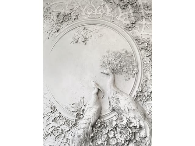 Fototapeta z dwoma pawimi reliefami i kwiatowymi ornamentami