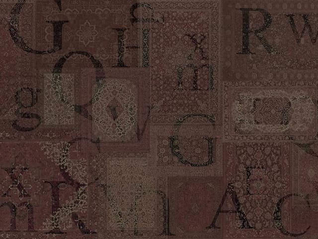 Fototapeta z dużymi literami na tle wzorów dywanów w ciemnych kolorach