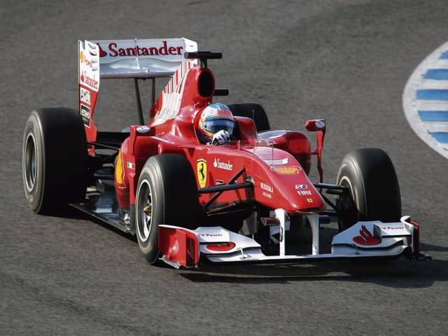 Fototapeta Czerwony bolid na torze wyścigowym (kod: 2156) Fototapeta Czerwony bolid na torze wyścigowym