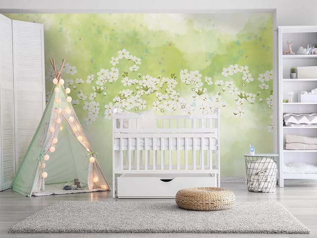 Fototapeta z białymi kwiatami na zielonym tle z fioletowymi akcentami