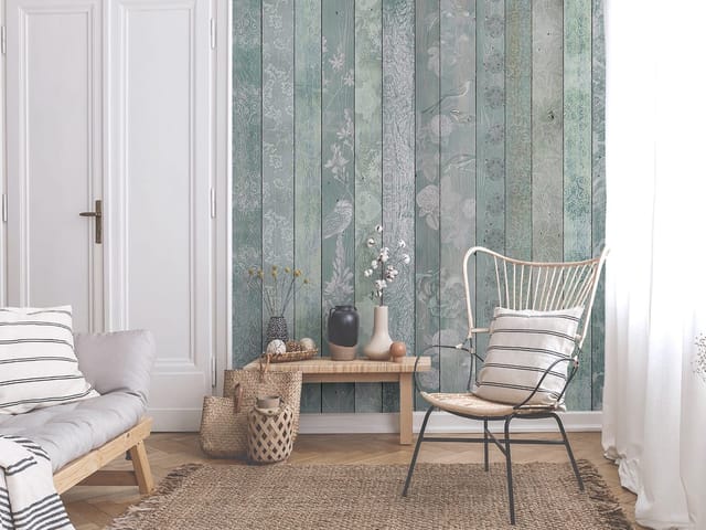 Fototapeta z pionowymi deskami i delikatnymi kwiatowymi ornamentami