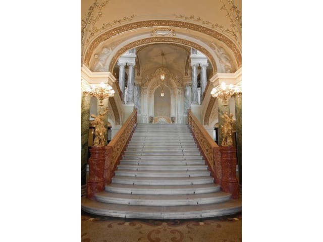 Fototapeta z monumentalnymi schodami w pałacowym wnętrzu z dekoracjami